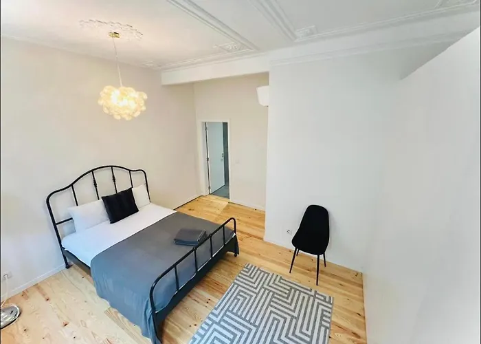 Center 3 Bedroom Flat Next To Avenida Liberdade Διαμέρισμα *